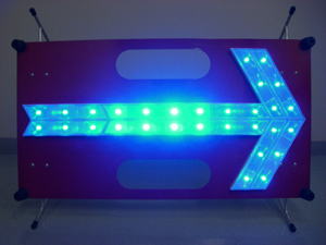 LED矢印板(夜間発光時)